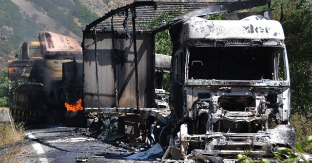 PKK&#039;lı teröristler 3 TIR’ı ateşe verdi