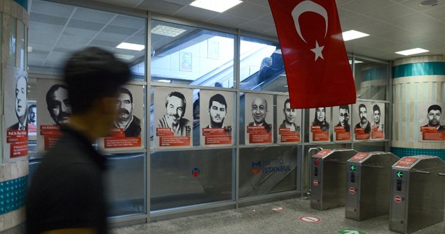 Resimleri metro istasyonunun duvarlarına asıldı