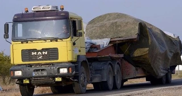 Saldırıya uğrayan tank Türkiye’ye getirildi