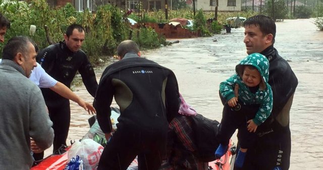 Selde mahsur kalan 45 yolcuya ulaşıldı