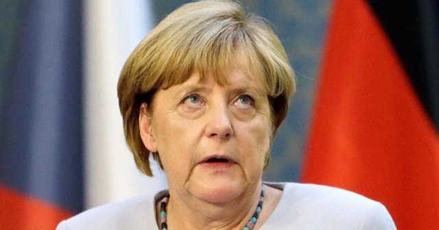 Şüpheli araç, Merkel&#039;in konvoyuna girmeye çalıştı