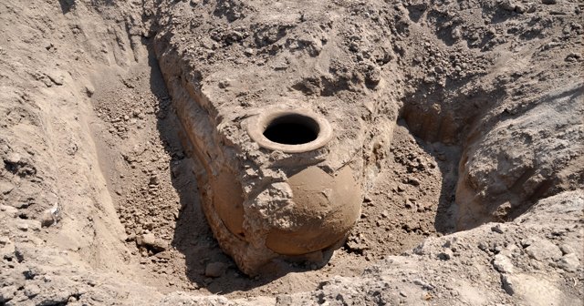 Tarladan bin 500 yıllık küp çıktı