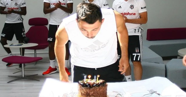 Tolgay Arslan’a doğum günü sürprizi