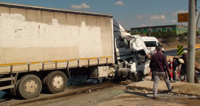 Tuzla’da minibüs kamyonla çarpıştı, 1 ölü, 2 yaralı