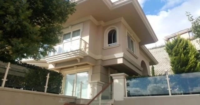 Ünlü iş adamının evinde 'Kalaşnikof' bulundu