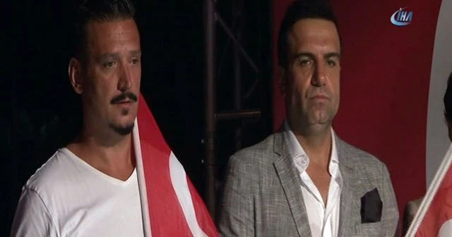 Ünlülerden demokrasi nöbetine destek