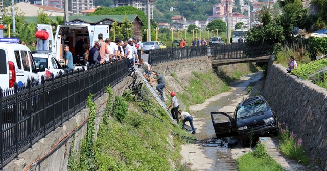 Yoldan çıkan cip dereye uçtu, 4 yaralı