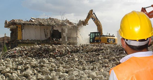 Yüksekova&#039;da ağır hasarlı yapıların yıkımı sürüyor