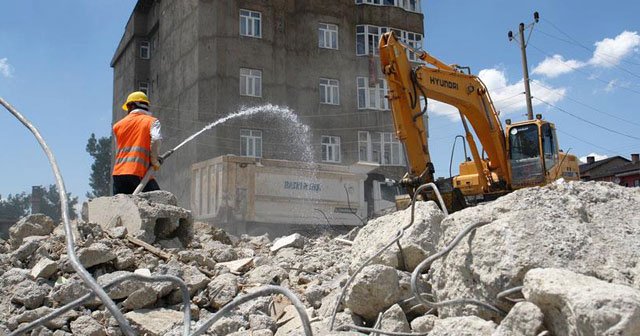 Yüksekova&#039;da terör mağdurlarının yaraları sarılıyor