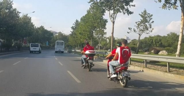 Zinciri kırılan motosikletle miting alanına böyle gittiler