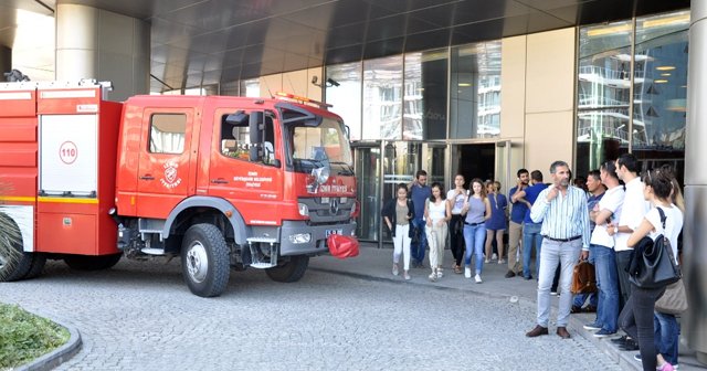 24 katlı iş merkezinde korkutan yangın