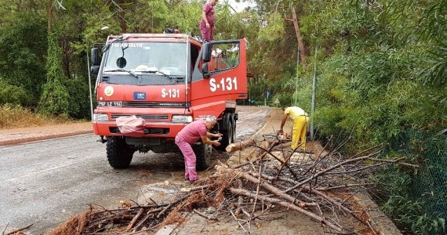 Antalya&#039;da fırtına hayatı felç etti