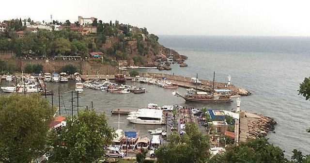 Antalya&#039;da tekne yan yattı, 73 kişi kurtarıldı