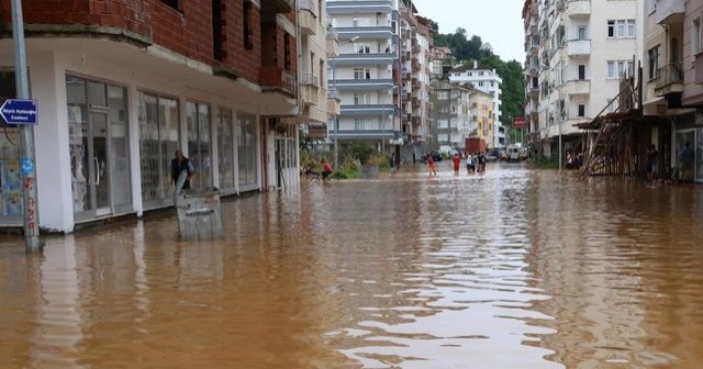 Artvin&#039;de sokaklar göle döndü