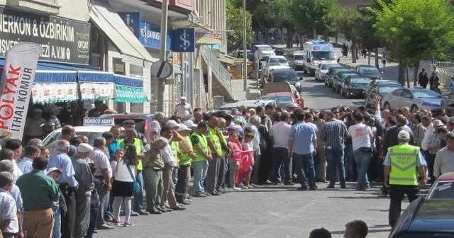 Bakan Elvan’la selamlaşma kuyruğu