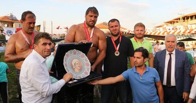 Başpehlivan Kara'dan çifte zafer