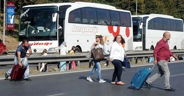 Bayram dönüşü yoğunluğu, yolcuları da şoförleri de çileden çıkardı