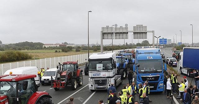 Calais&#039;de sığınmacı karşıtı protesto