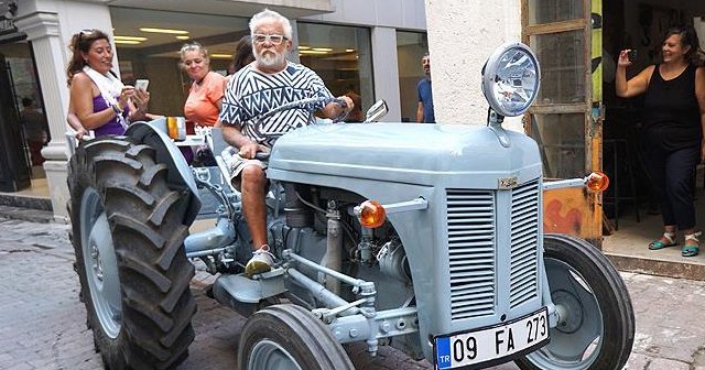 Caz sanatçısı traktörüyle İstanbul&#039;da gezecek