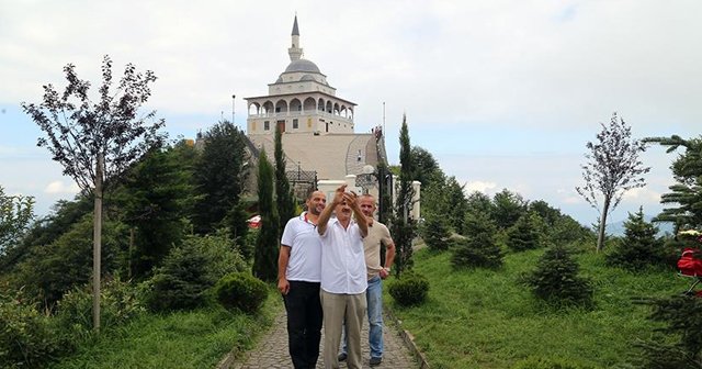 Cumhurbaşkanı Erdoğan&#039;ın açtığı camiye ziyaretçi akını