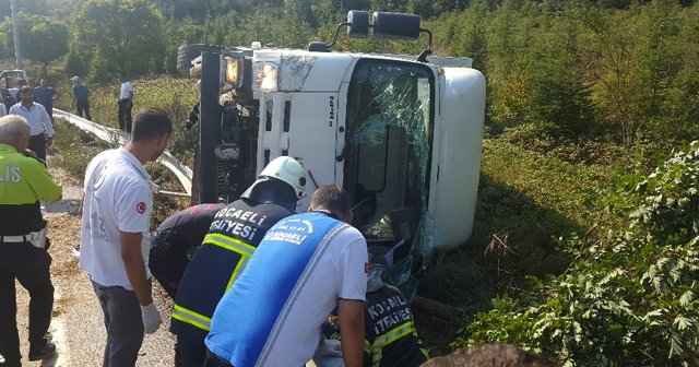 Devrilen kamyonetin altında kaldılar, 2 ölü