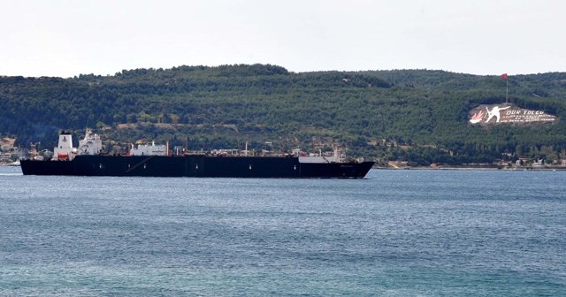 Doğalgaz tankeri boğazdan geçti