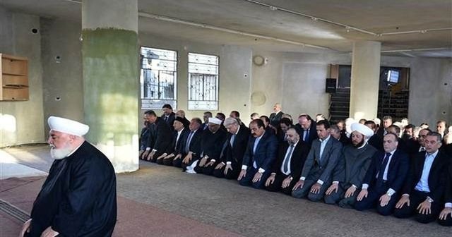 Esad, bayram namazını muhaliflerden alınan Deraya’da kıldı