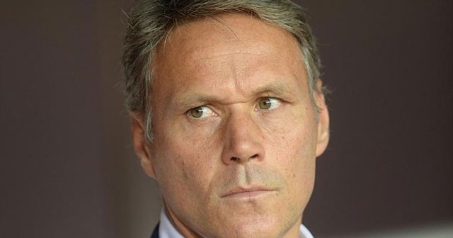 FIFA&#039;dan Van Basten&#039;e kritik görev