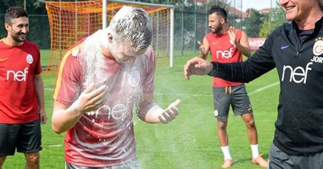 Galatasaray antrenmanında doğum günü sürprizi