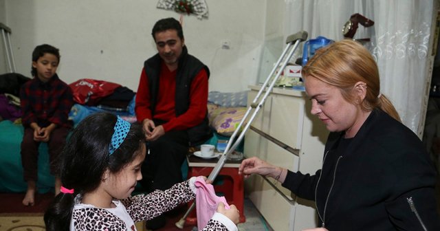 Hollywood yıldızı Lohan Sultanbeyli&#039;deki Suriyelileri ziyaret etti