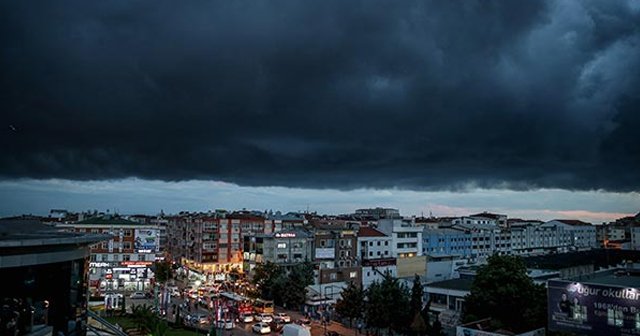 İstanbul&#039;da sağanak yağmur aniden bastırdı