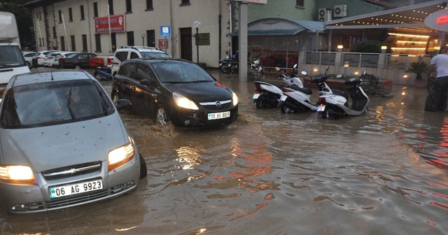 İzmir’i sağanak vurdu