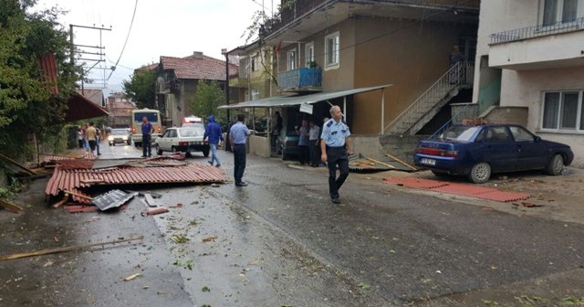 Karabük’te fırtına çatıları uçurdu !