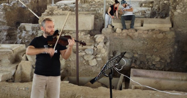 Kazma kürek seslerine klasik müzik notaları karıştı