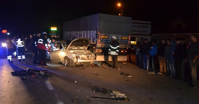 Kocaeli&#039;de trafik kazası, 3 ölü, 2 yaralı