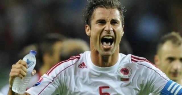 Lorik Cana'dan sürpriz karar