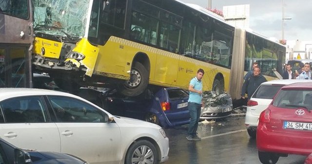 Metrobüs D-100&#039;e girip kaza yaptı