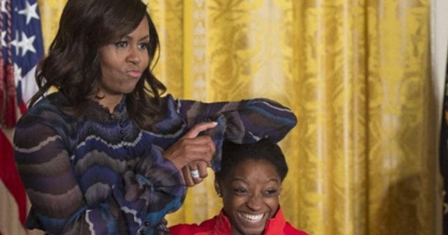Michelle Obama&#039;dan olimpiyat sporcusuna güldüren hareket