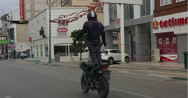 Motosiklet sürücüsünün tehlikeli gösterisi