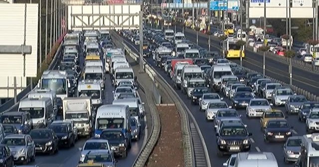 Okullar açıldı, İstanbul trafiği kilitlendi