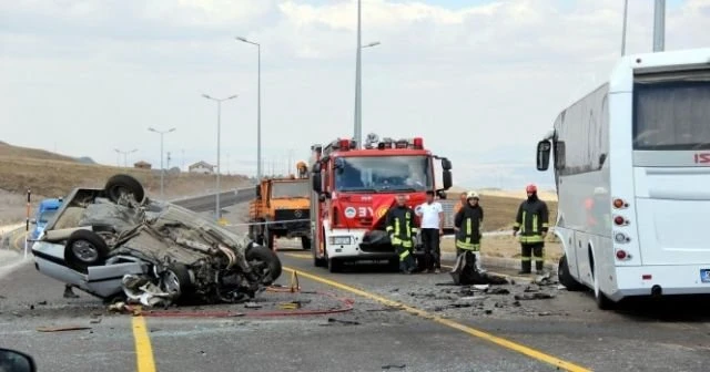 Otobüsle çarpışan otomobil takla attı