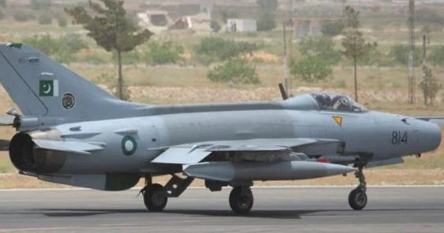 Pakistan'da savaş uçağı düştü
