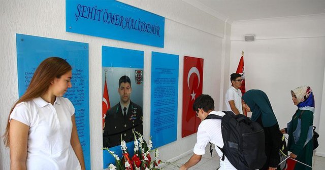 Şehit Halisdemir&#039;in adının yaşatıldığı okulda tören düzenlendi