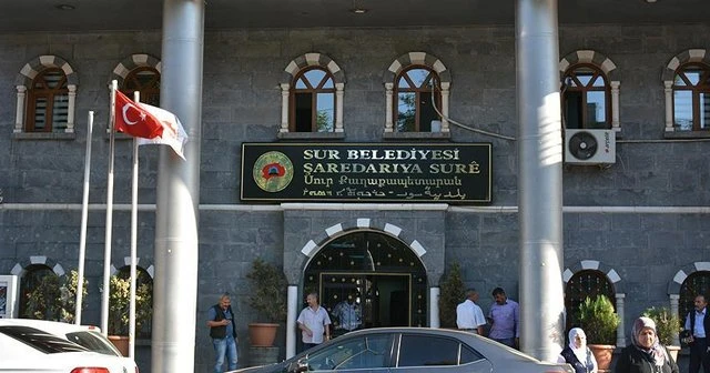 Sur ve Silvan belediyelerinde yasa dışı materyaller bulundu