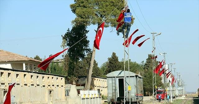 Suriye sınırı Türk bayraklarıyla donatıldı