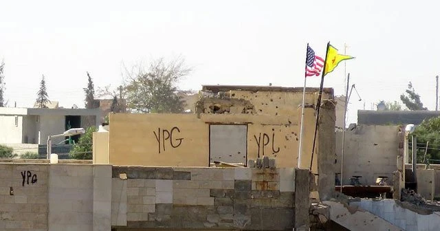 Suriyeliler 'PYD'nin bayrak oyununa' tepkili