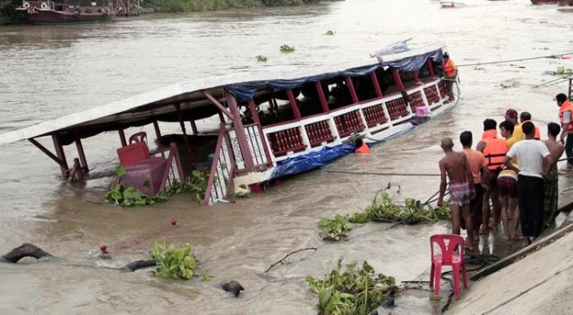 Taylandlı Müslümanları taşıyan feribot battı, 13 ölü