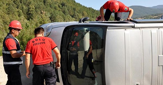 TEM’de lastiği patlayan minibüs devrildi, 8 yaralı