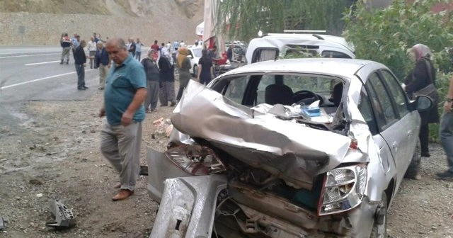 TIR park halindeki 5 araca çarptı