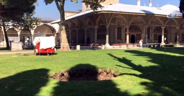 Topkapı Sarayı bahçesinde üç metrelik çukur oluştu